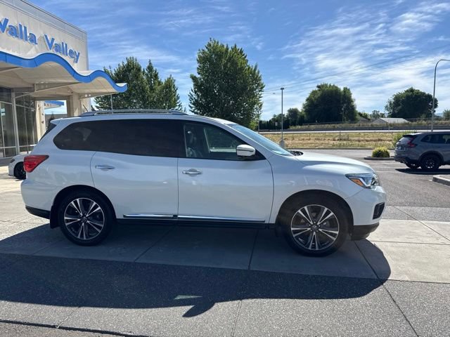 Used 2017 Nissan Pathfinder Platinum w/ Family Entertainment Package AWD/4WD image 3