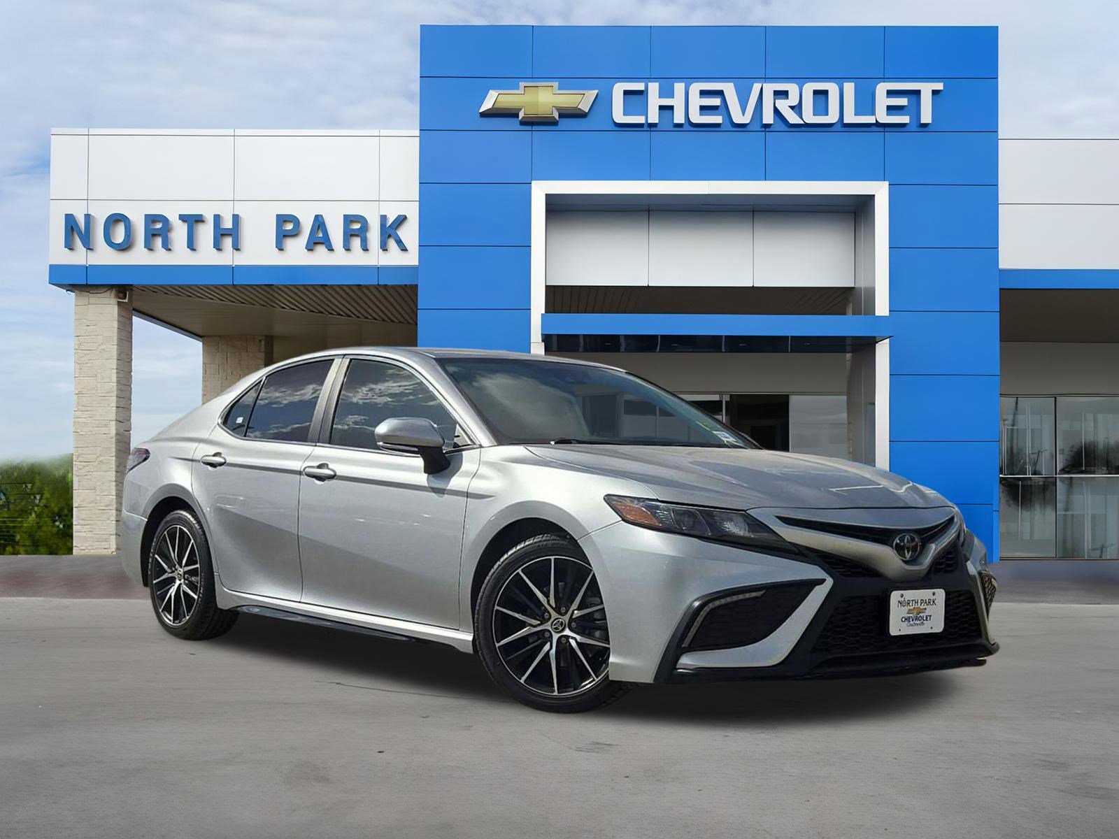 Used 2022 Toyota Camry SE image 1