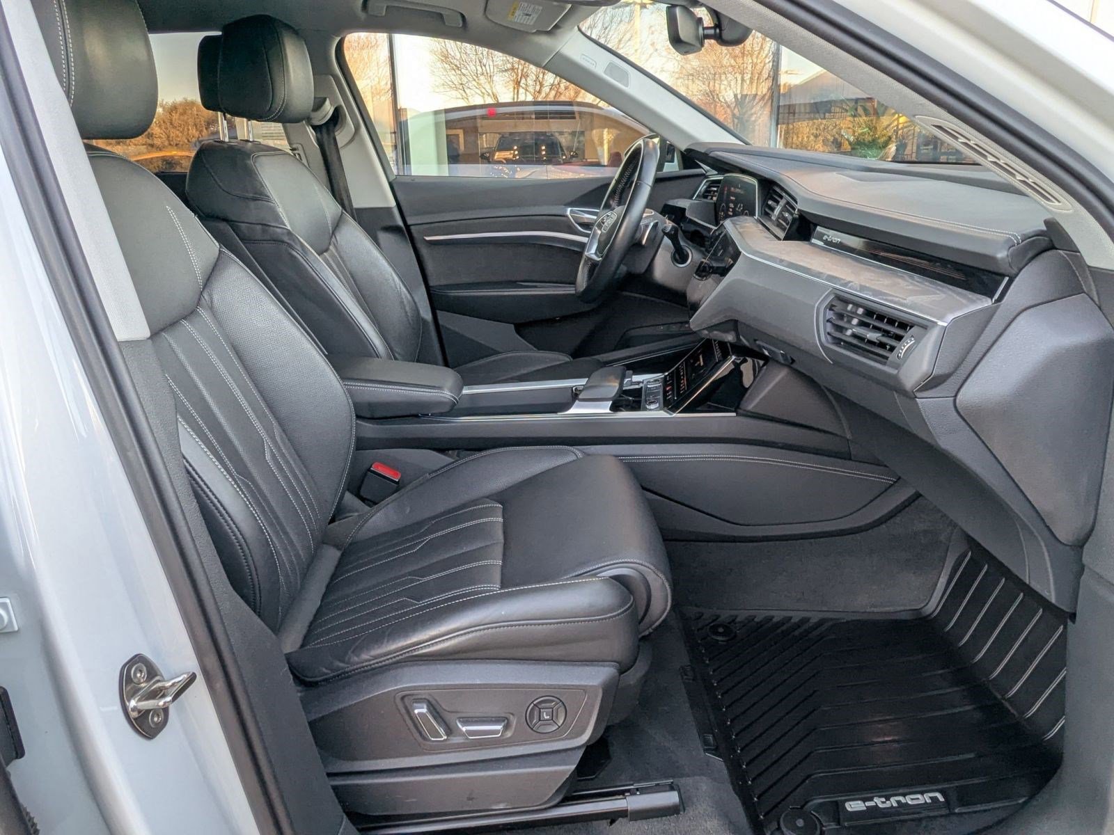 Used 2021 Audi e-tron Prestige w/ Prestige Package image 22