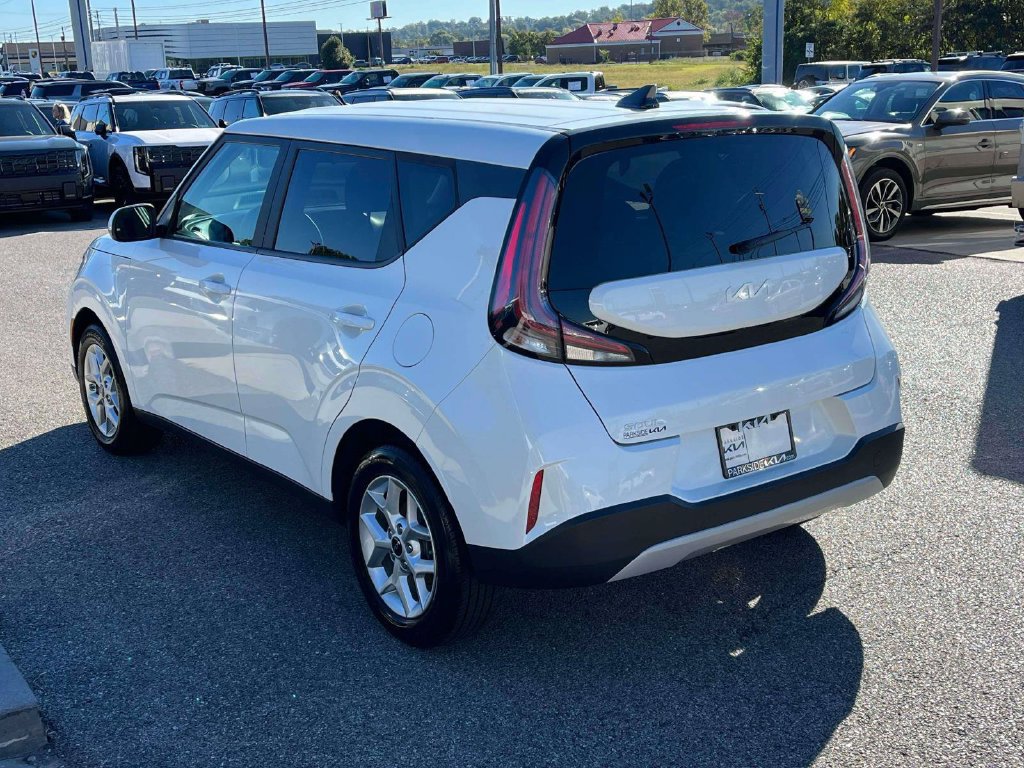 Used 2023 Kia Soul LX w/ LX Technology Package FWD image 27