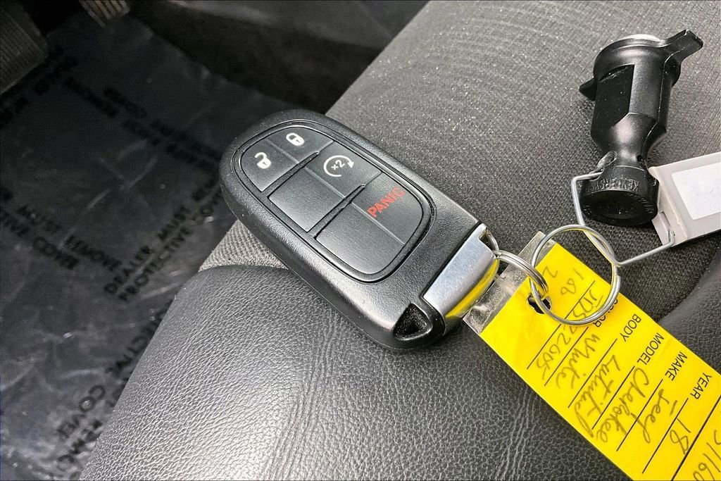 Used 2018 Jeep Cherokee Latitude Plus w/ Cold Weather Group AWD/4WD image 11