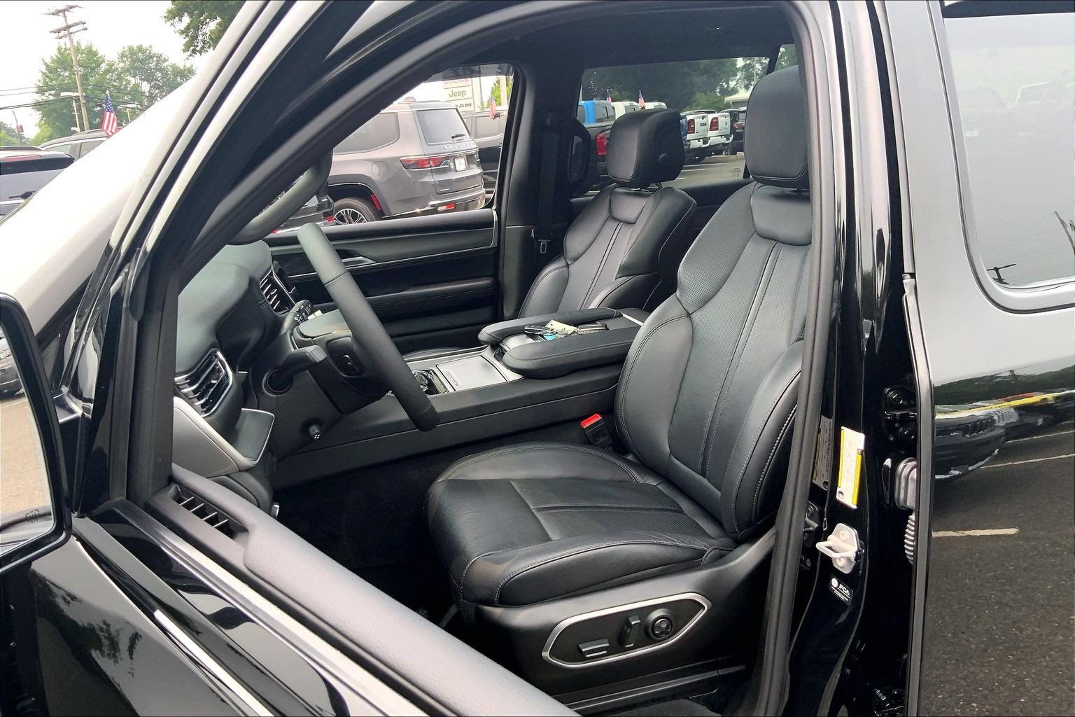 Certified 2025 Jeep Wagoneer Series II w/ Premium Group I AWD/4WD image 7