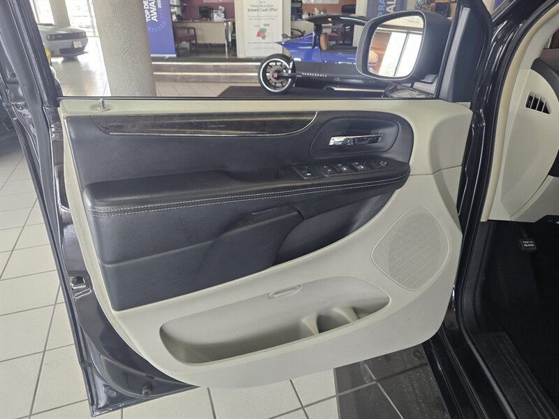 Used 2015 Chrysler Town & Country Touring w/ Driver Convenience Group FWD image 7