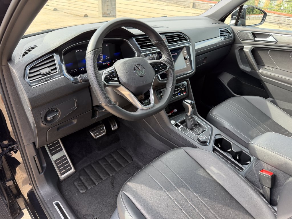 Certified 2024 Volkswagen Tiguan SE R-Line AWD/4WD image 8