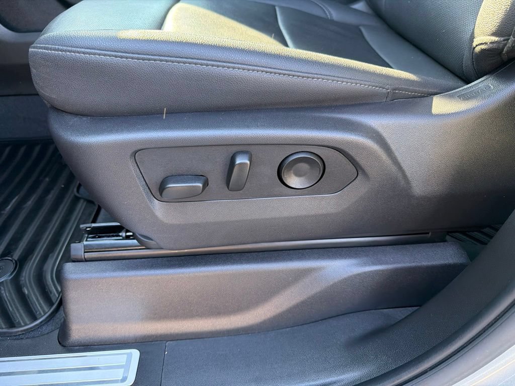 Used 2025 Chevrolet Silverado 3500 LTZ w/ LTZ Convenience Package AWD/4WD image 22