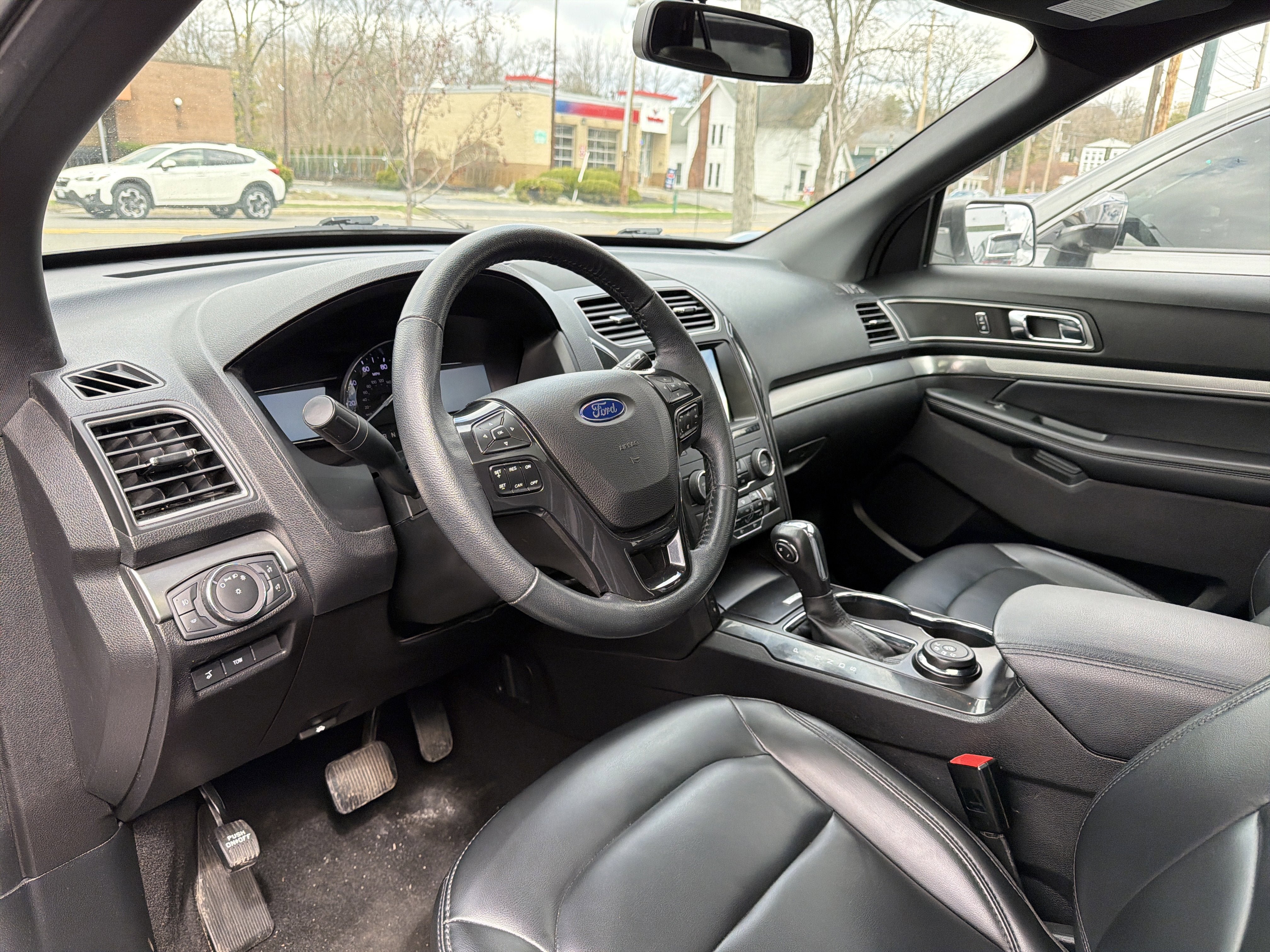 Used 2019 Ford Explorer XLT w/ Equipment Group 202A AWD/4WD image 8