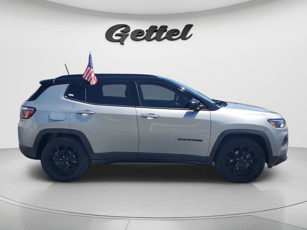 Used 2022 Jeep Compass Latitude FWD image 3