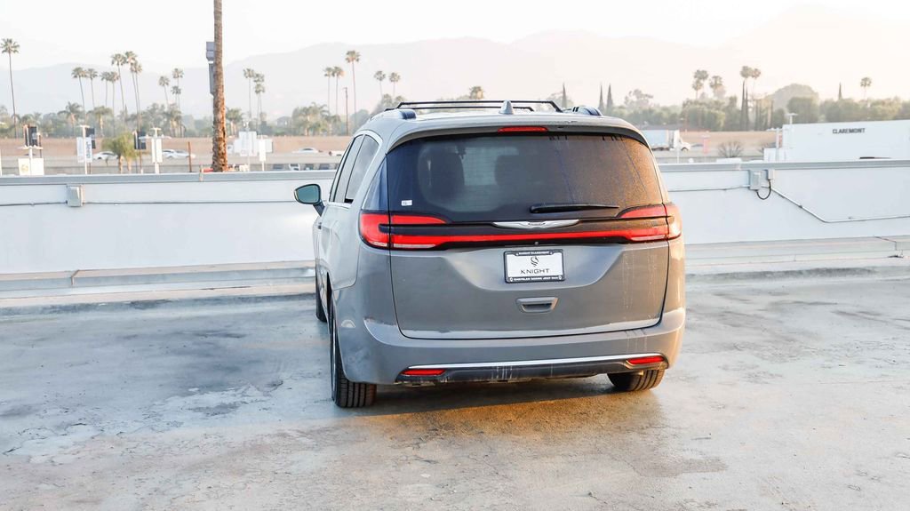 Used 2022 Chrysler Pacifica Touring-L FWD image 7