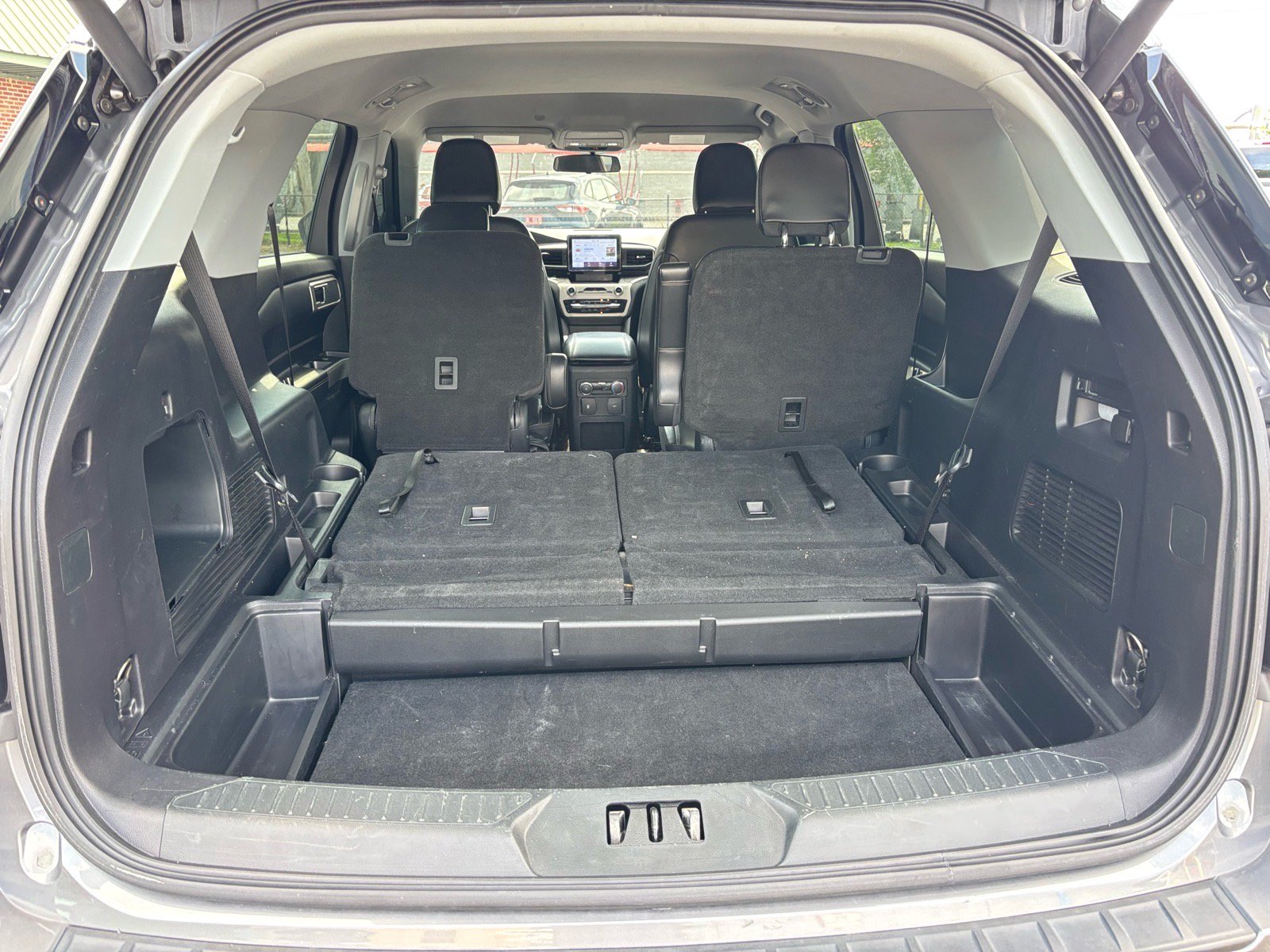 Used 2021 Ford Explorer XLT w/ Equipment Group 202A RWD image 12
