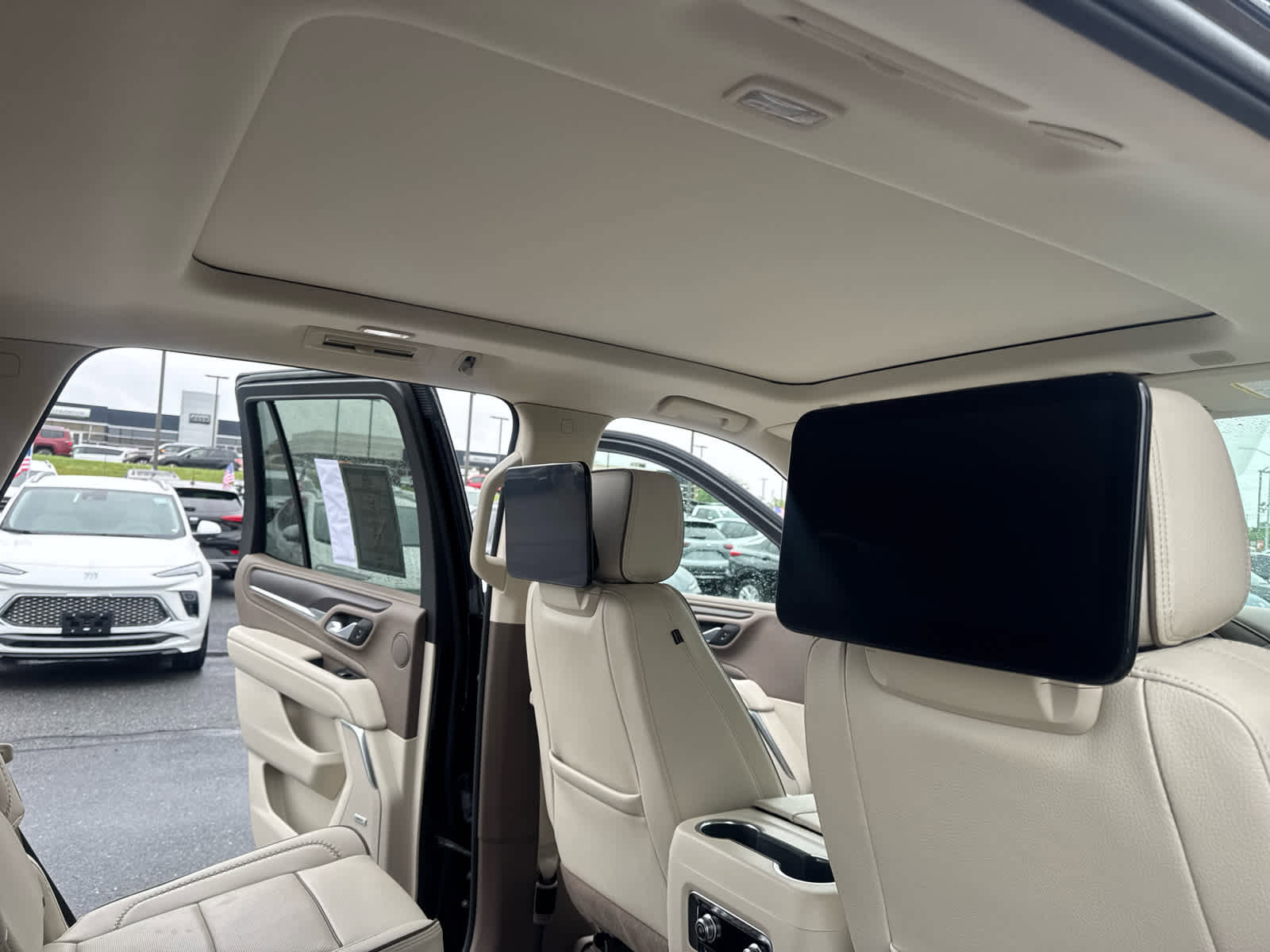 Used 2024 GMC Yukon Denali w/ Advanced Technology Package AWD/4WD image 30