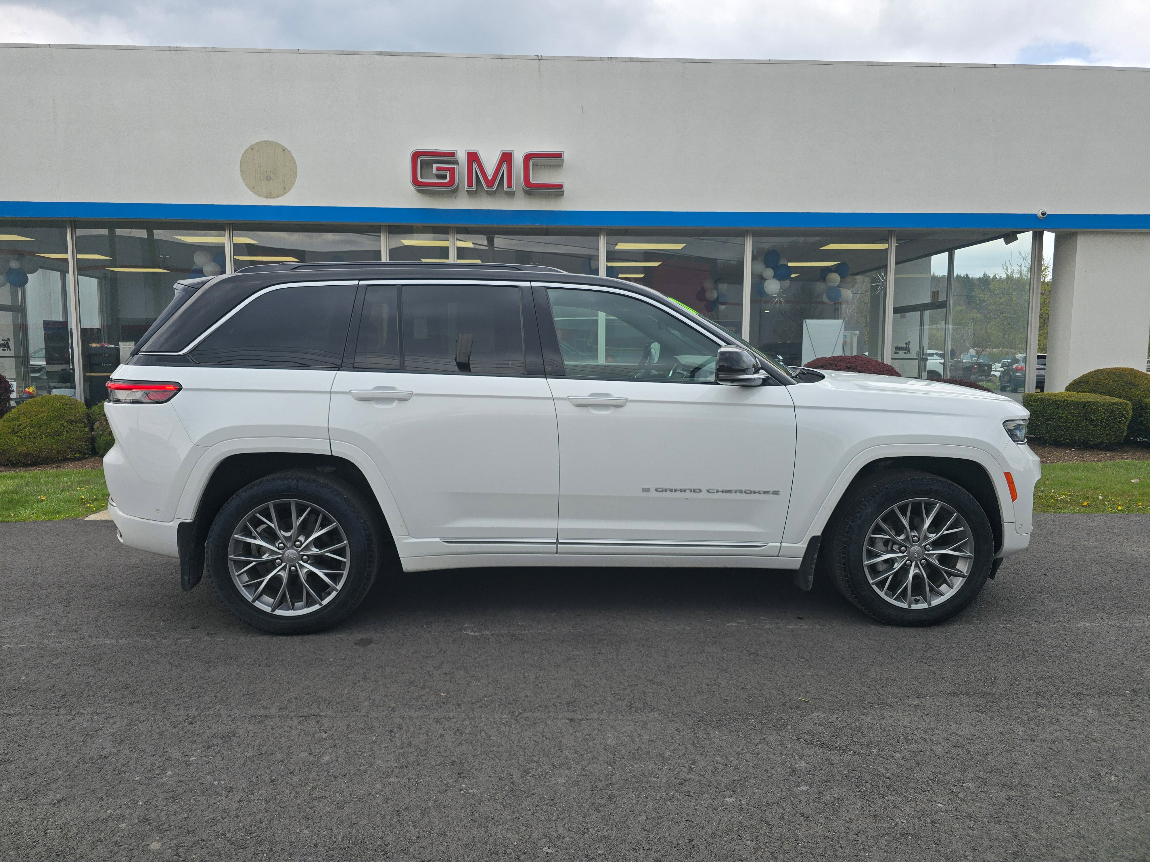 Used 2024 Jeep Grand Cherokee Summit w/ Adv Protech Group IV AWD/4WD image 2