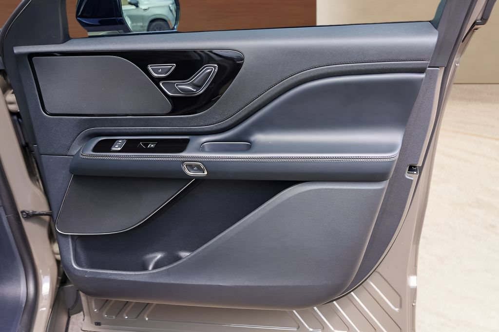 Used 2025 Lincoln Aviator 2WD image 28