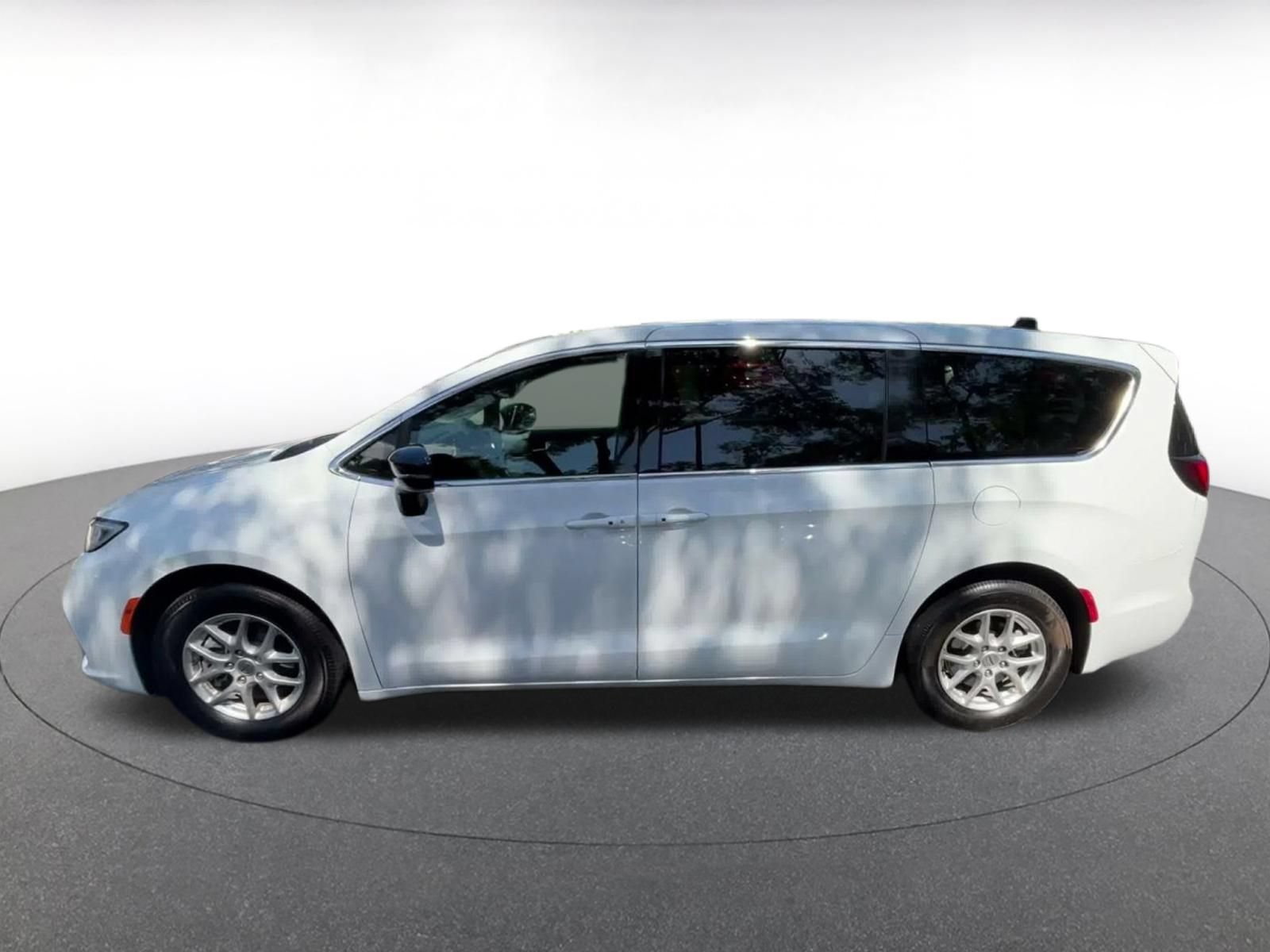 Used 2025 Chrysler Pacifica Select FWD image 9