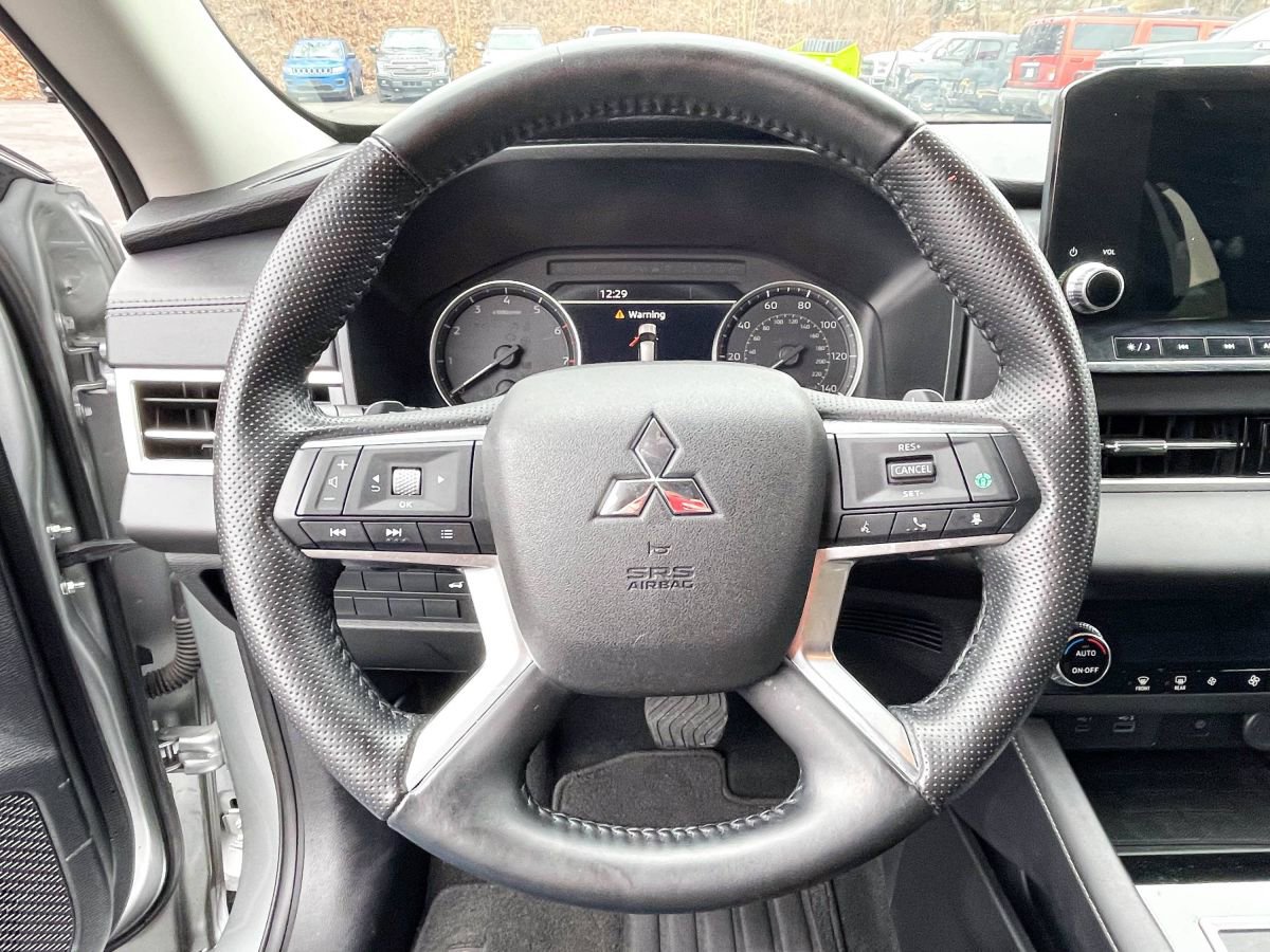 Used 2024 Mitsubishi Outlander SE image 11