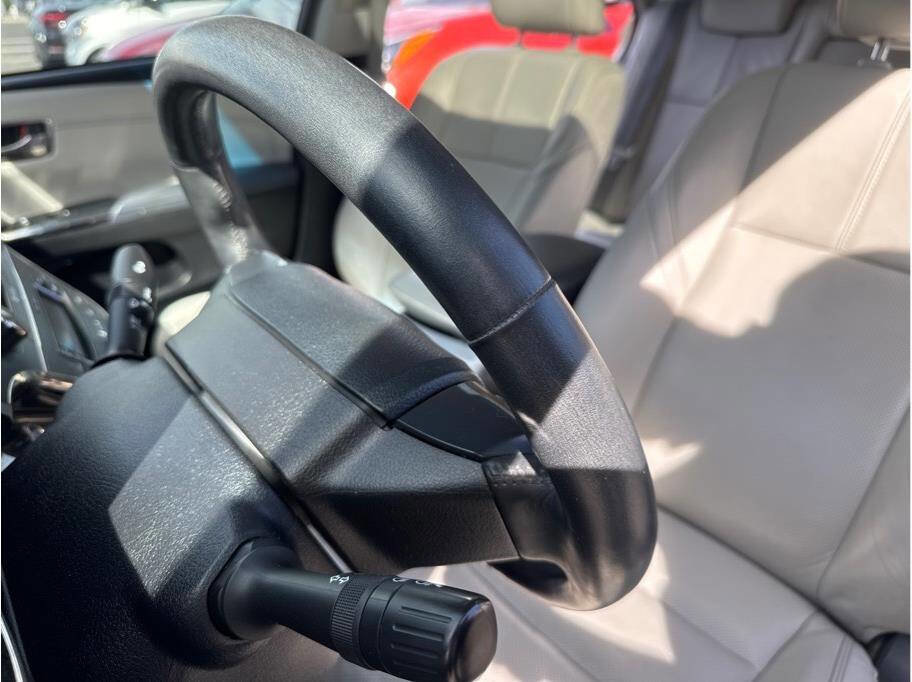 Used 2013 Toyota Avalon Limited image 30