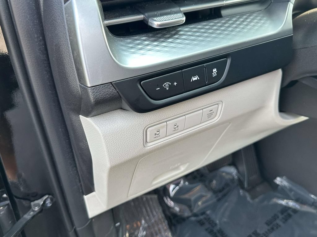 New 2024 Kia Carnival LX FWD image 18