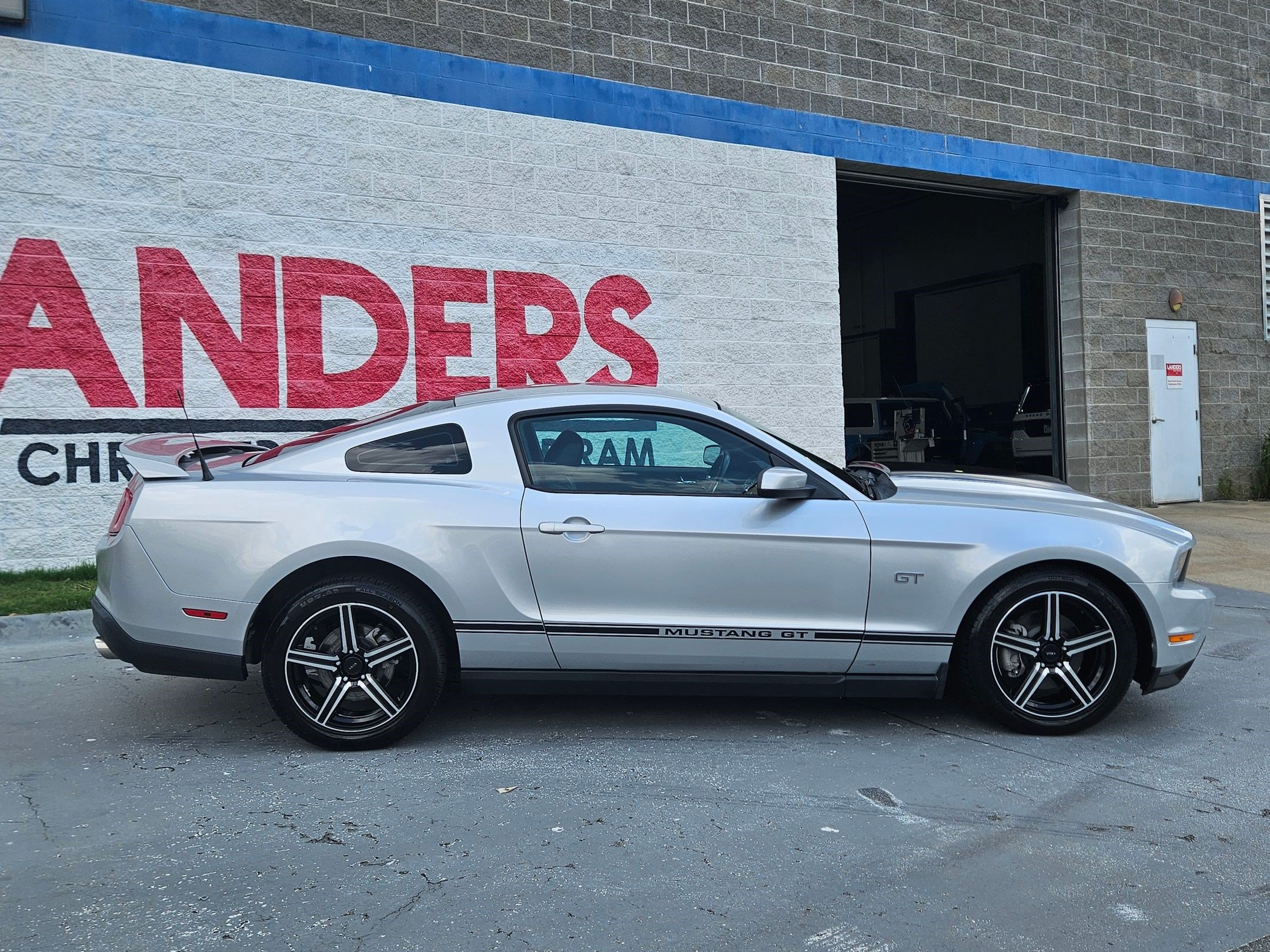 Used 2010 Ford Mustang GT Premium RWD image 8