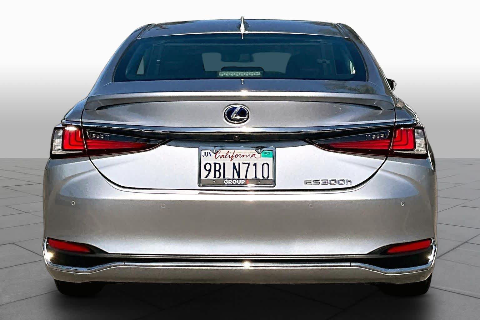 Used 2022 Lexus ES 300h w/ Accessory Package FWD image 4