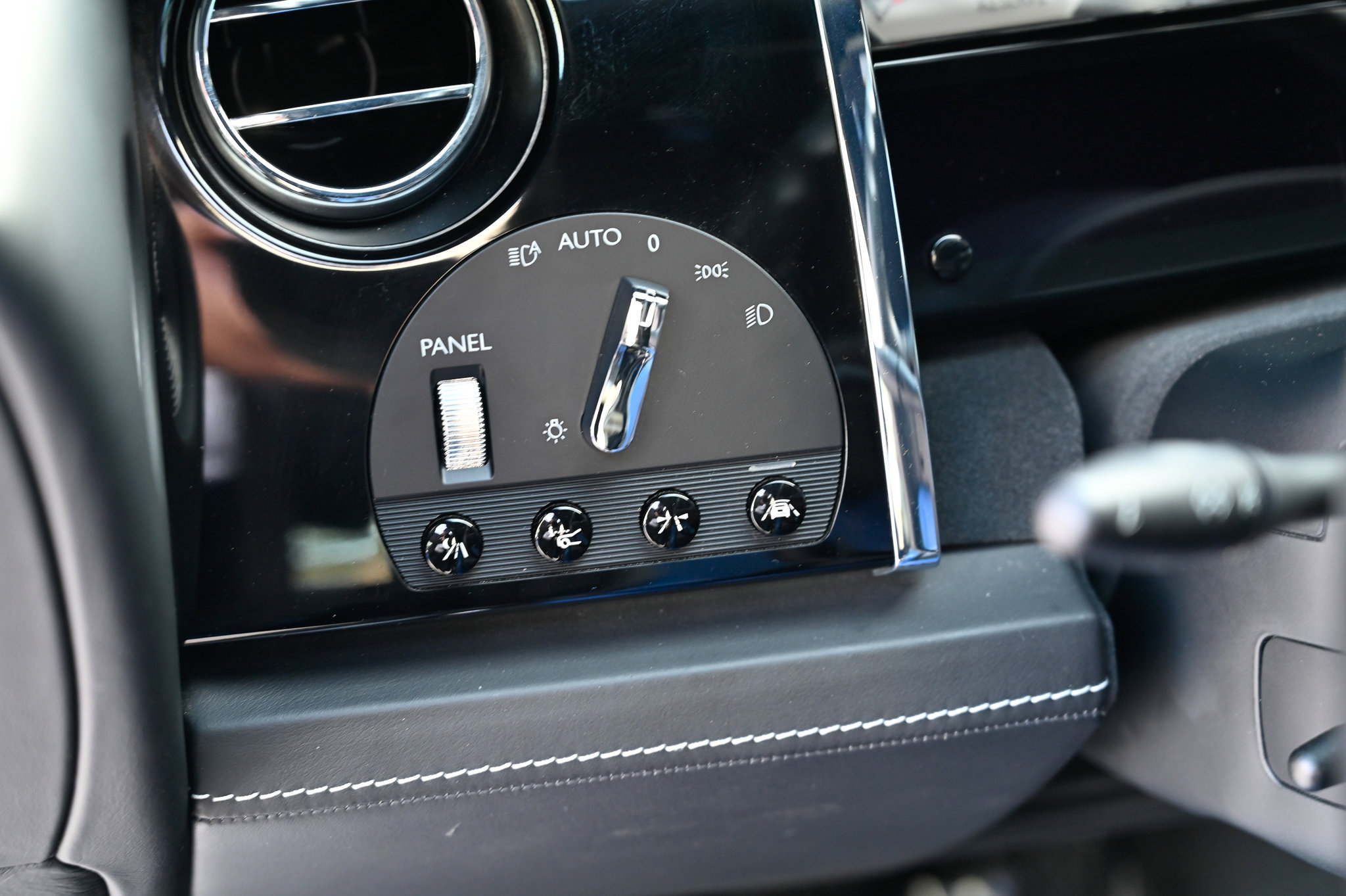 Used 2017 Rolls-Royce Wraith image 19