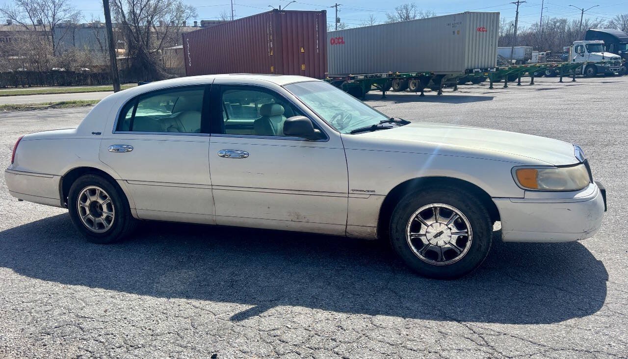 Used 2000 Lincoln Town Car Signature RWD image 5