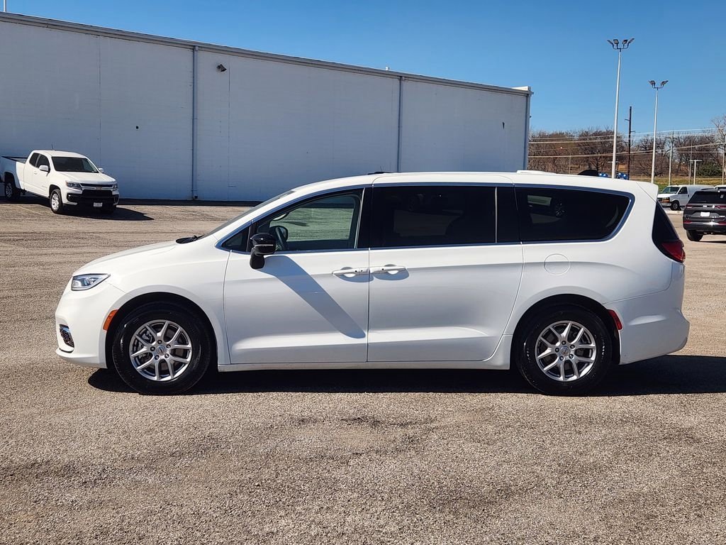 Used 2024 Chrysler Pacifica Touring-L image 4