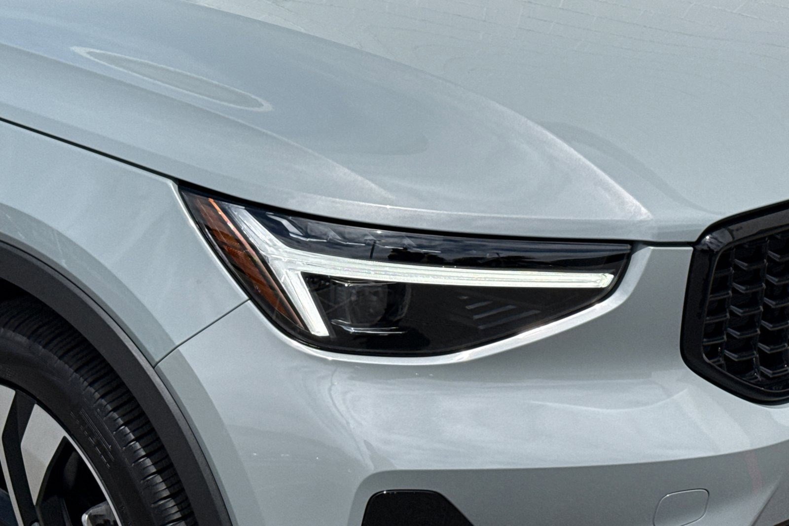 Used 2025 Volvo XC40 B5 Ultra w/ Climate Package image 11