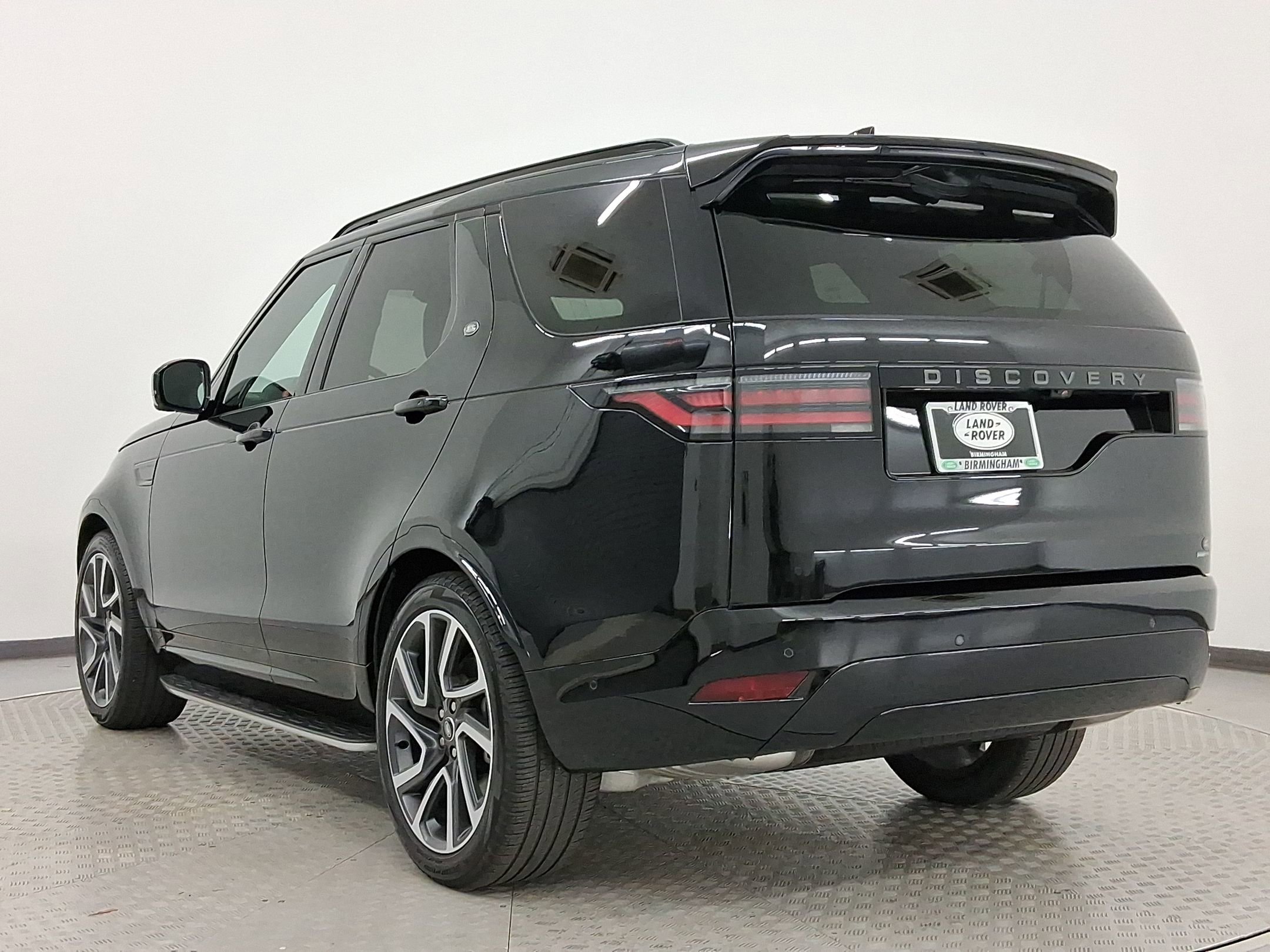 Used 2025 Land Rover Discovery Dynamic SE image 3