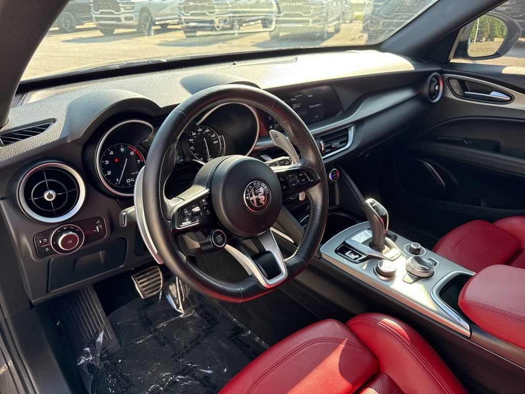 Used 2022 Alfa Romeo Stelvio Veloce AWD/4WD image 2