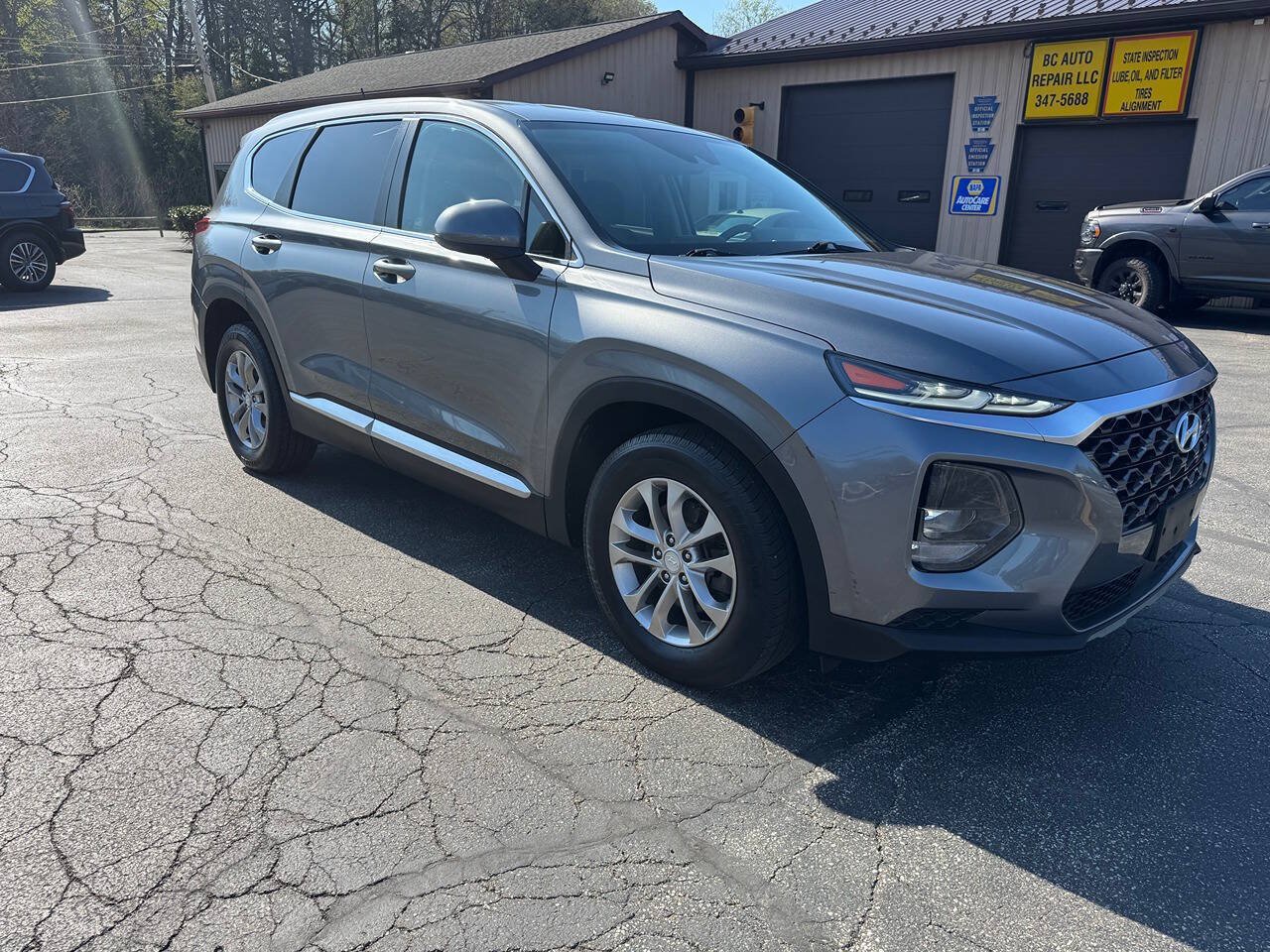 Used 2019 Hyundai Santa Fe SE AWD/4WD image 2