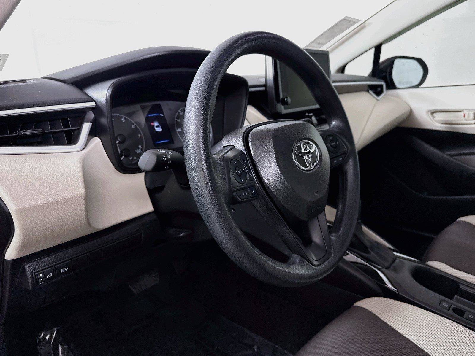 Certified 2025 Toyota Corolla LE FWD image 4