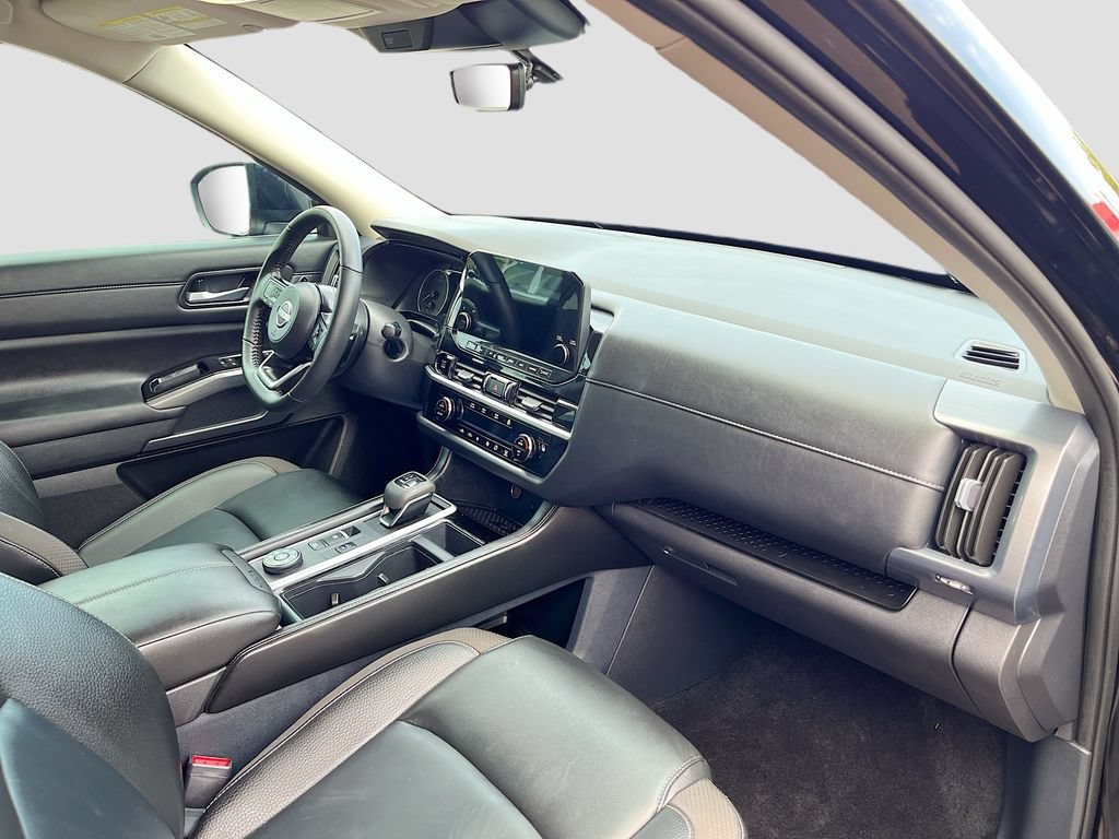 Used 2025 Nissan Pathfinder SL AWD/4WD image 30