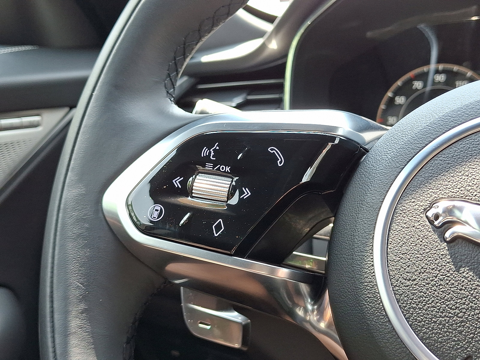 Certified 2025 Jaguar F-PACE R-Dynamic S image 20