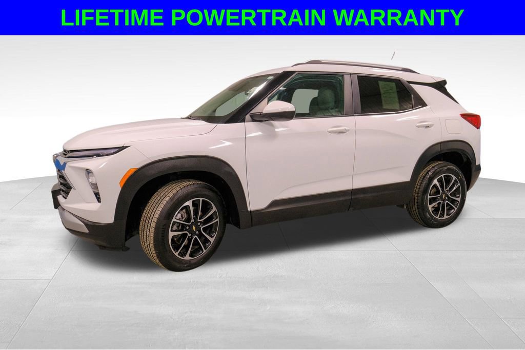 Used 2025 Chevrolet TrailBlazer LT image 2