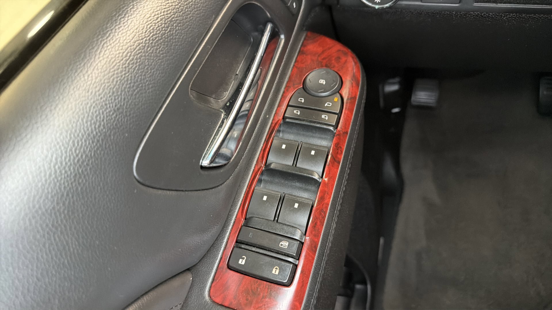 Used 2011 Cadillac Escalade ESV Luxury image 19