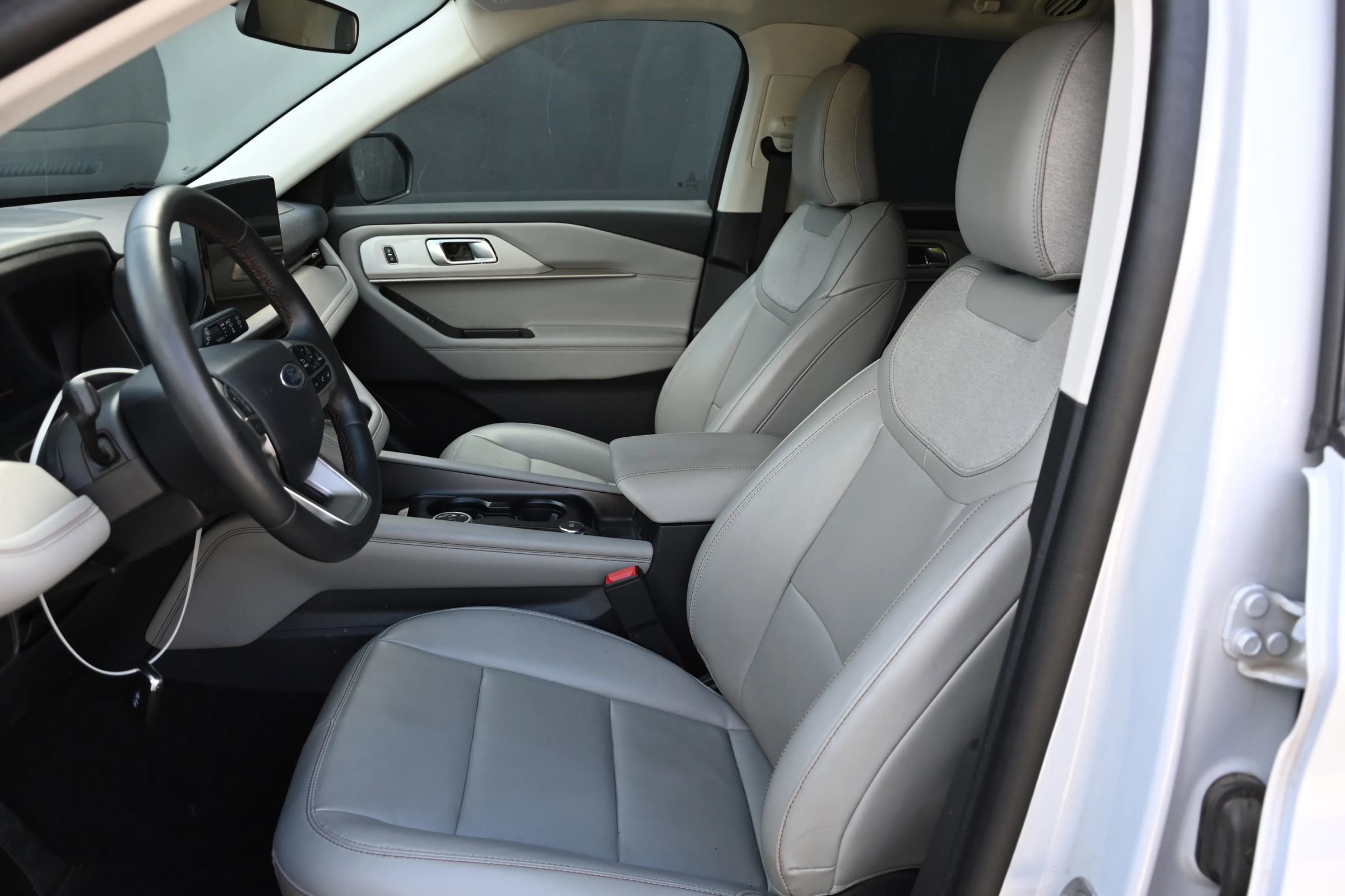 Used 2025 Ford Explorer Active w/ Active Comfort Package RWD image 13