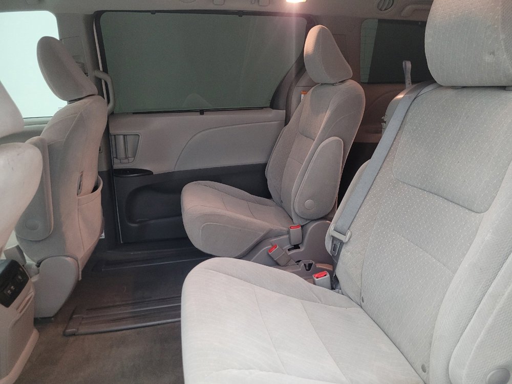 Used 2018 Toyota Sienna LE FWD image 18