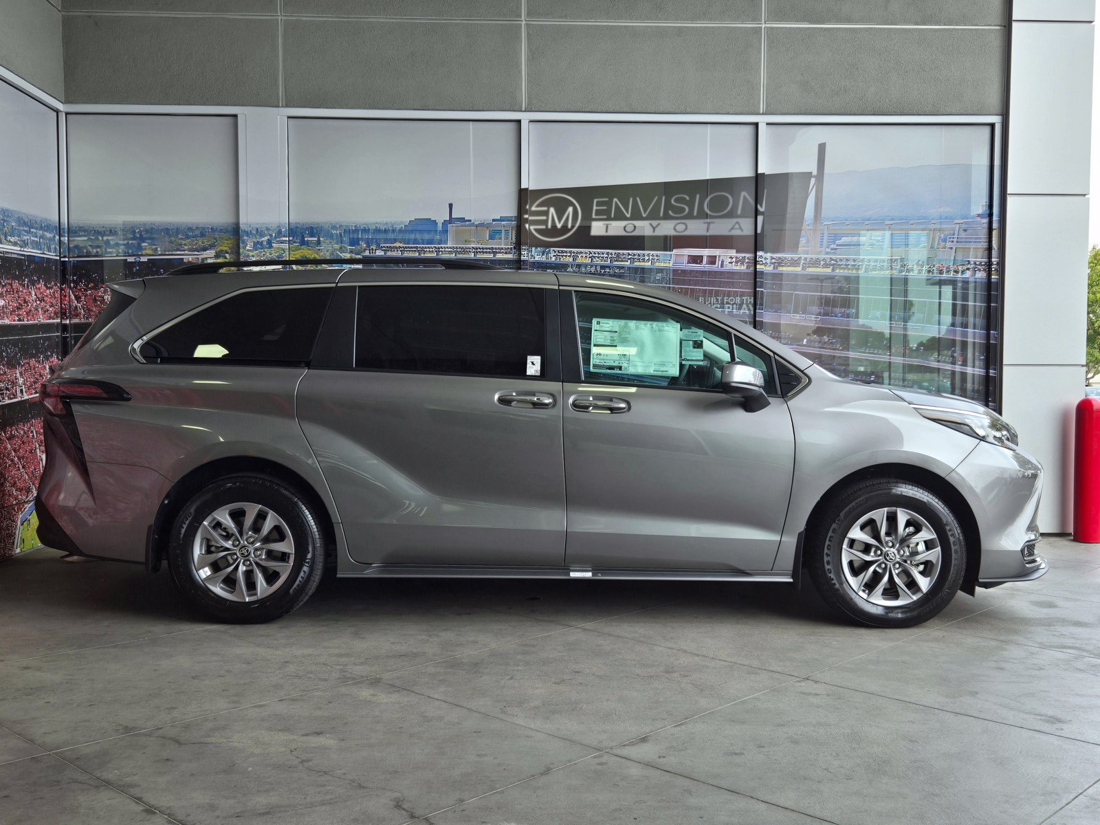 Used 2026 Toyota Sienna XLE FWD image 4