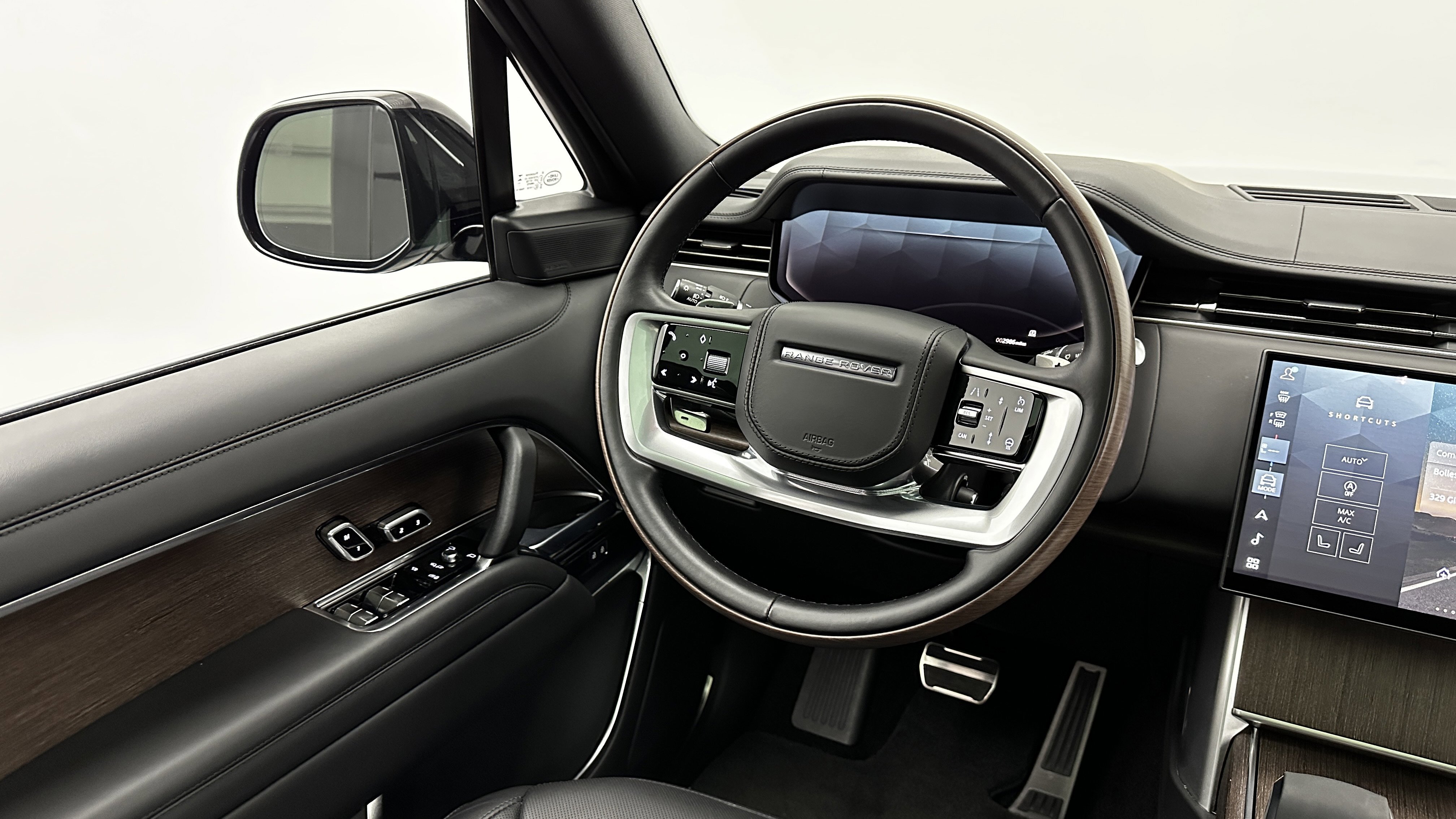 Used 2025 Land Rover Range Rover Long Wheelbase SE image 33