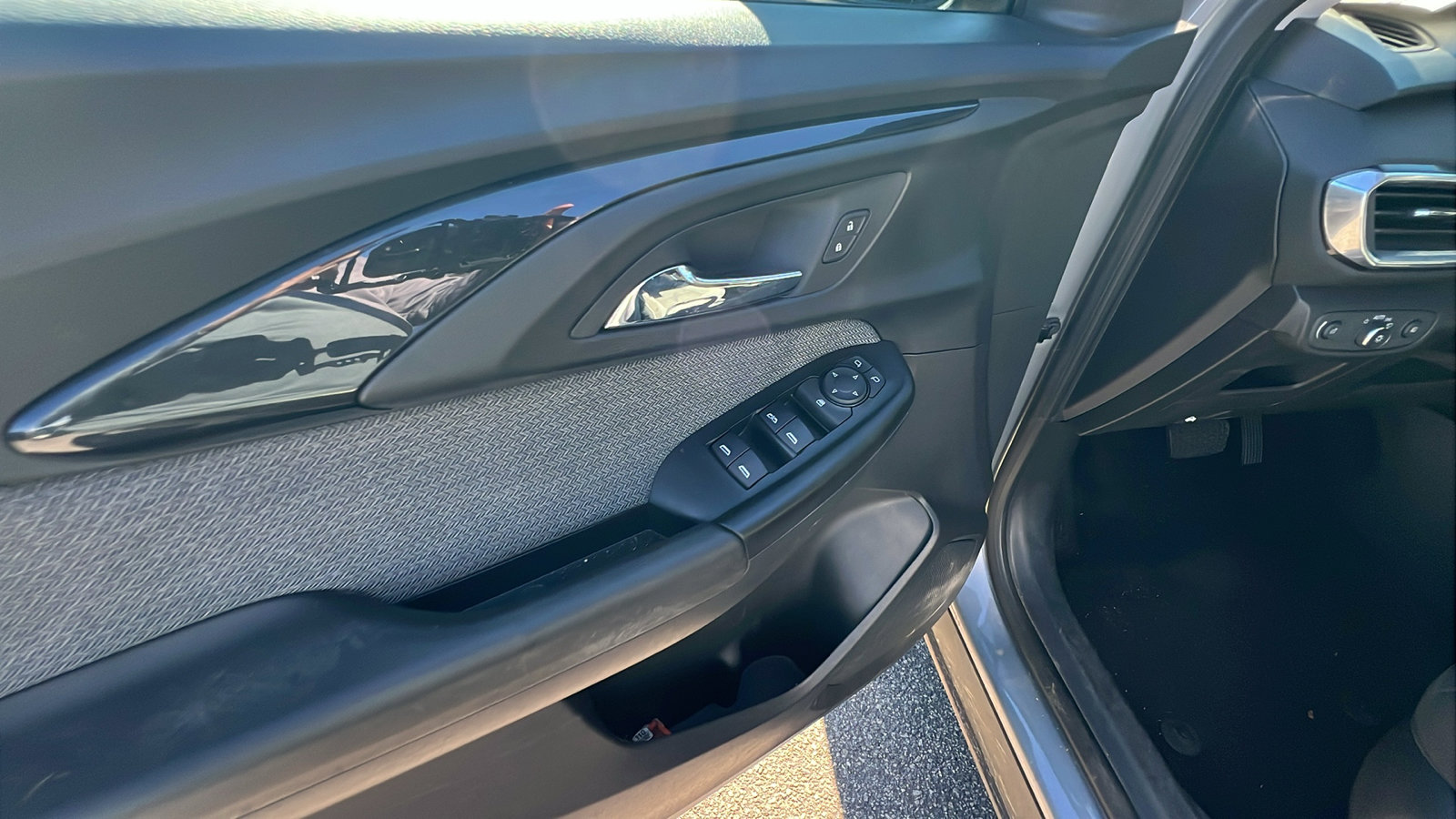 Used 2023 Chevrolet TrailBlazer LT w/ Convenience Package image 15