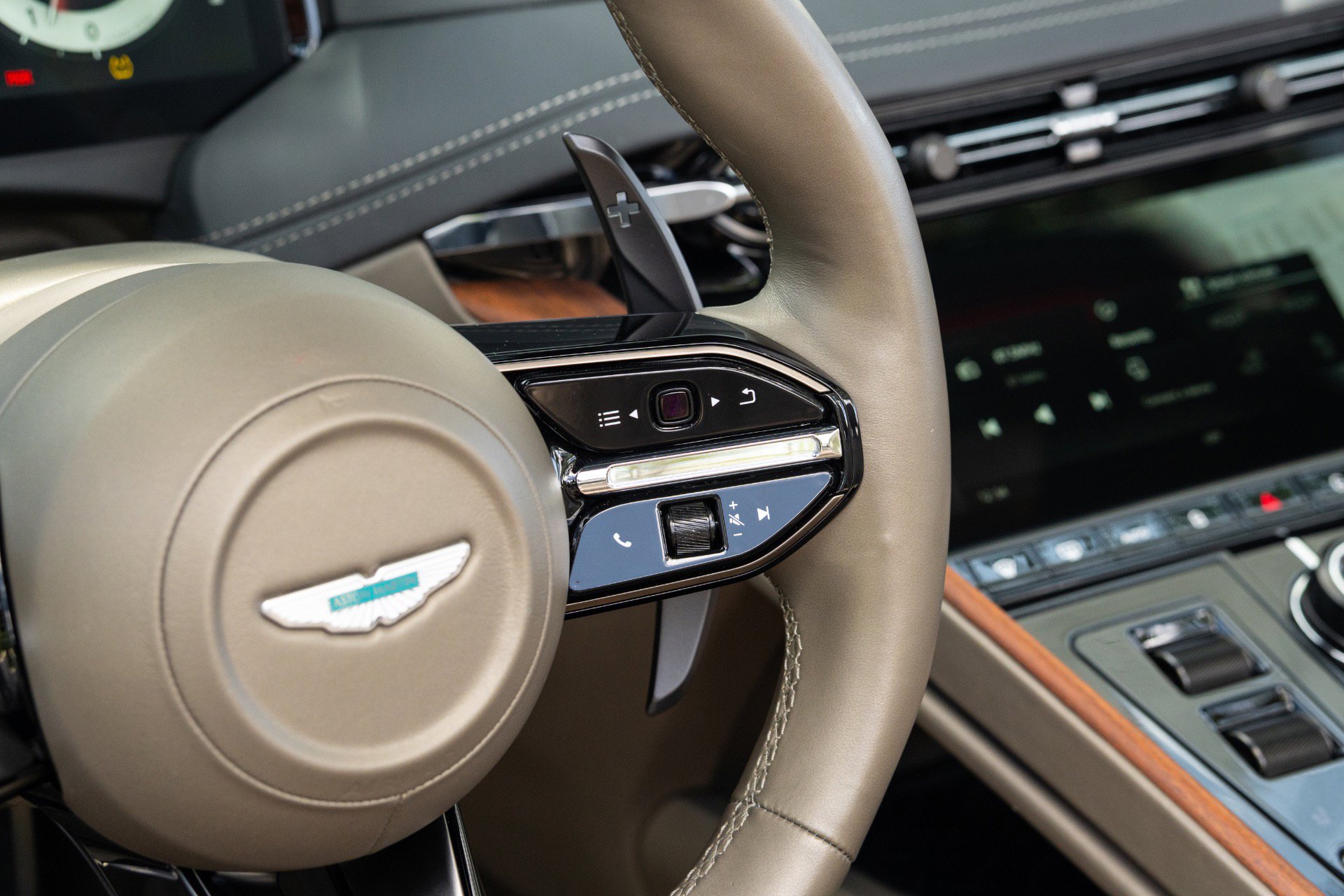 Used 2024 Aston Martin DB12 Convertible RWD image 36