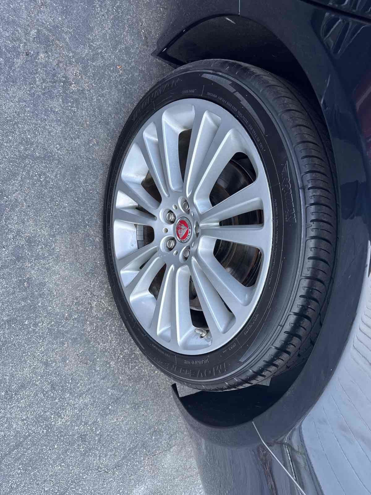 Used 2020 Jaguar XF Premium image 16