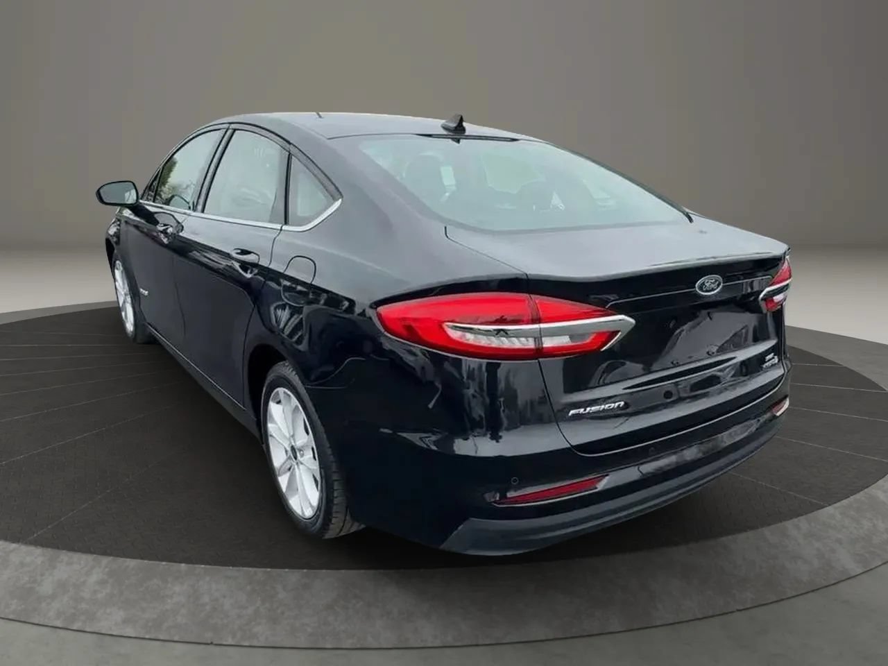 Used 2019 Ford Fusion SE FWD image 2