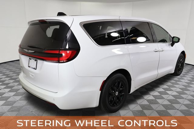 Used 2024 Chrysler Pacifica Touring-L FWD image 6