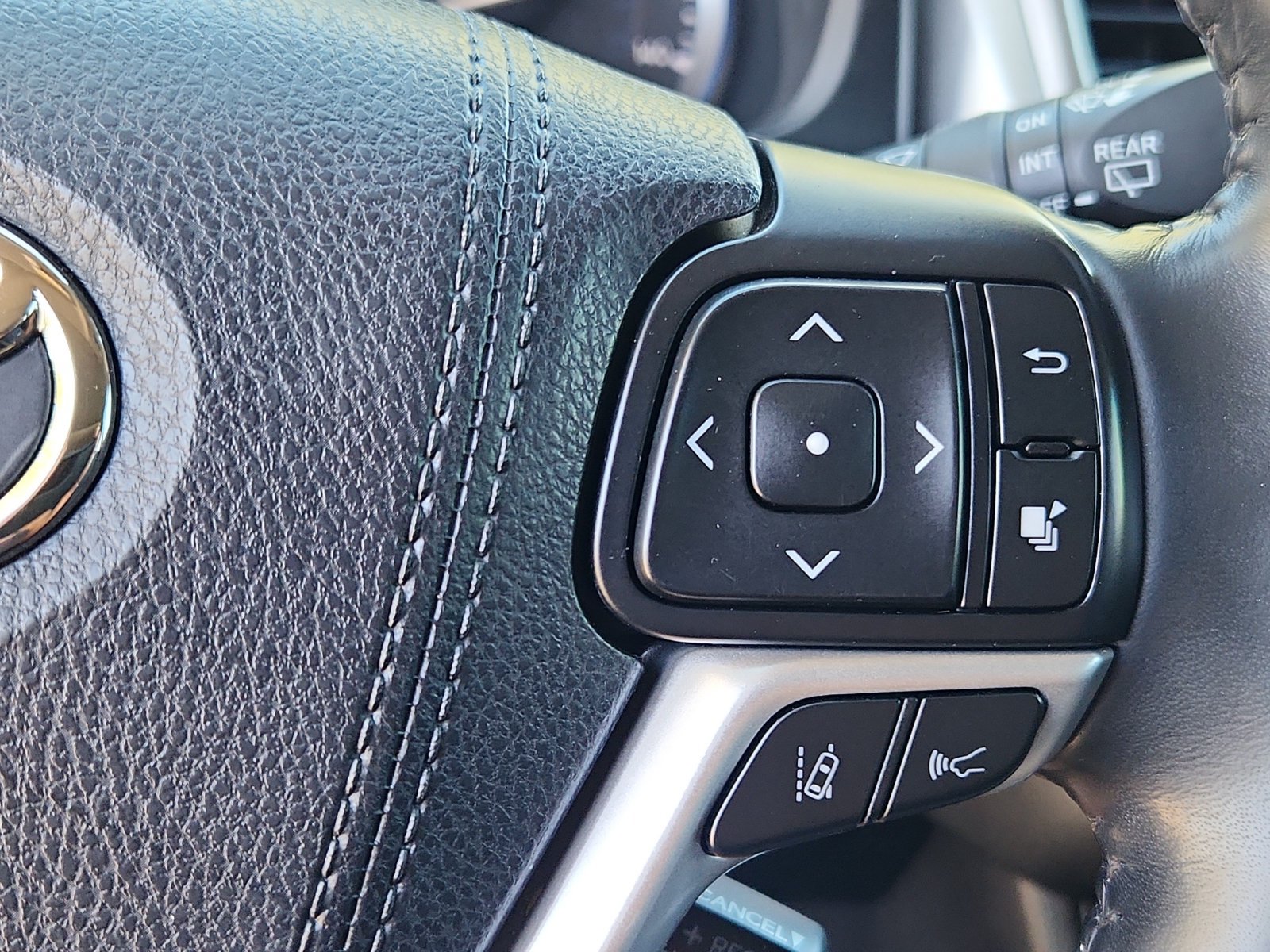 Used 2018 Toyota Highlander XLE AWD/4WD image 21