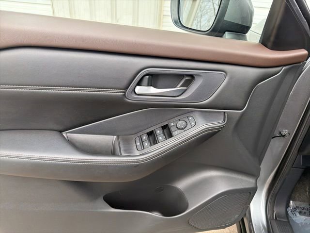 Used 2023 Nissan Rogue SV w/ SV Premium Package AWD/4WD image 17