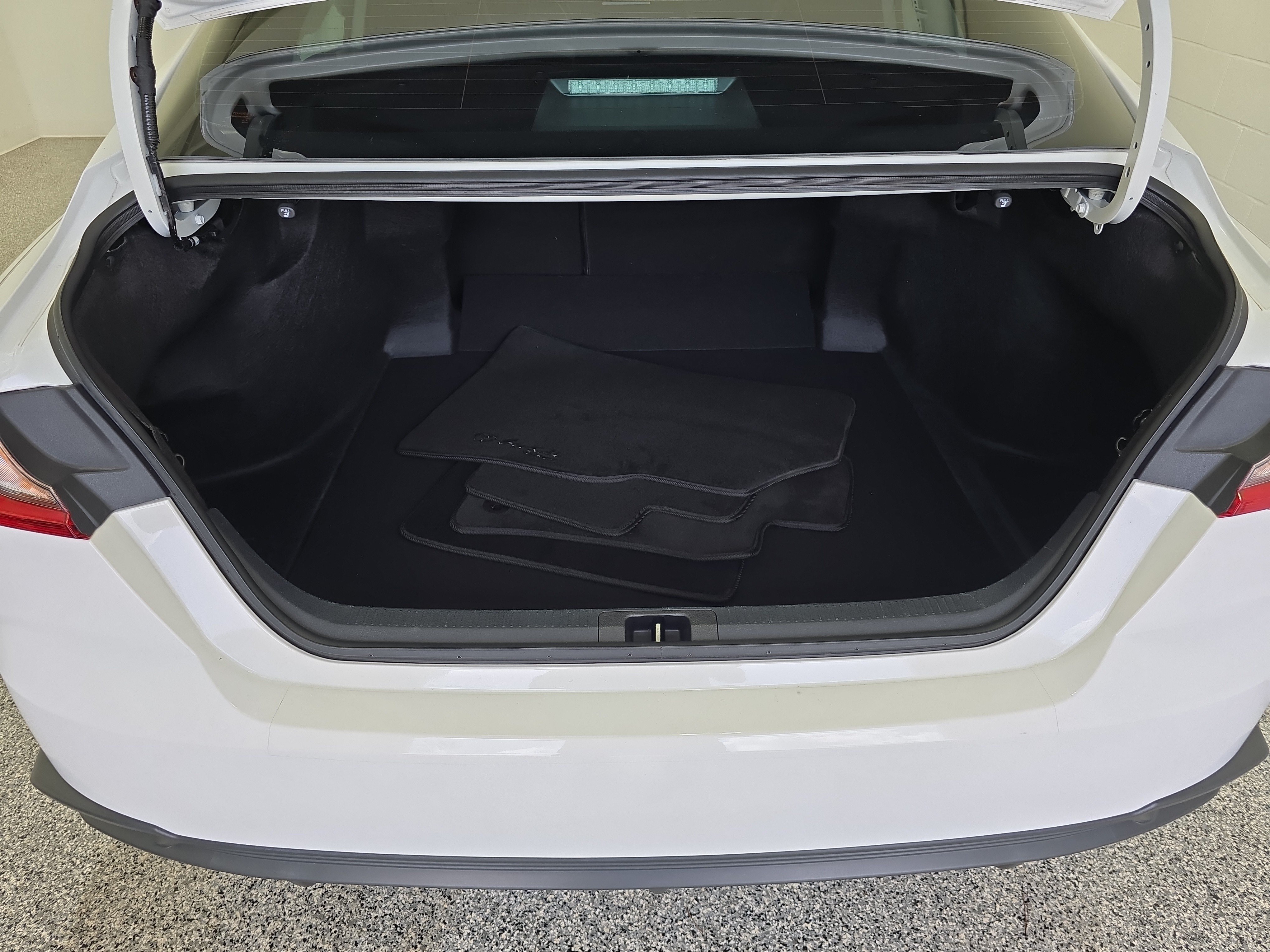 Used 2025 Toyota Camry SE w/ Convenience Package FWD image 10
