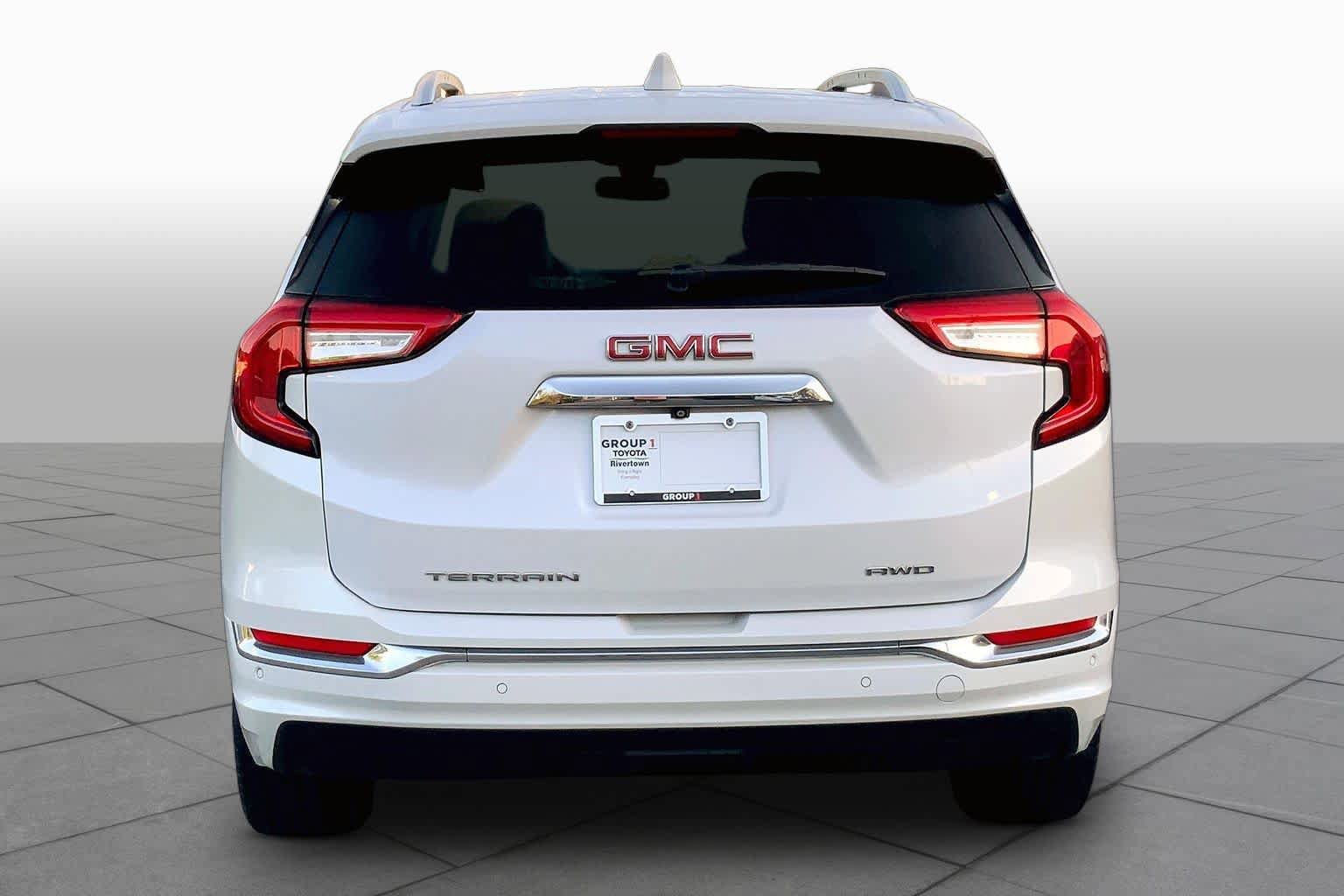 Used 2022 GMC Terrain Denali w/ Denali Premium Package AWD/4WD image 5