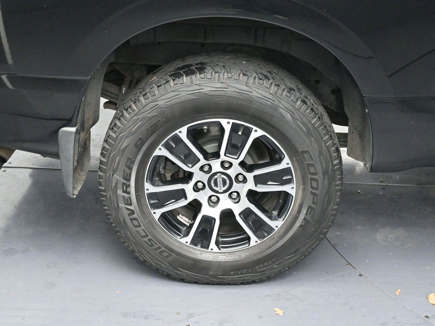 Used 2020 Nissan Titan SV w/ SV Convenience Package image 37