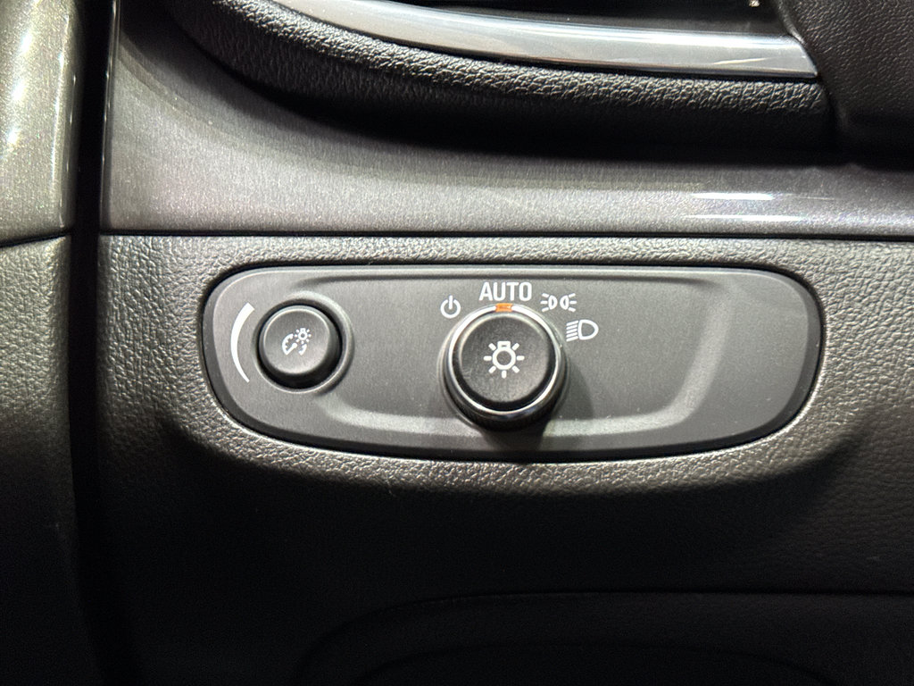 Used 2022 Buick Encore Preferred w/ Safety Package image 32