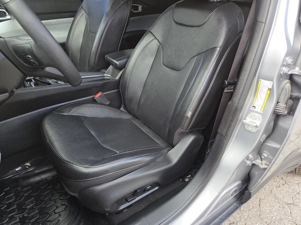 Used 2023 Jeep Compass Latitude AWD/4WD image 22
